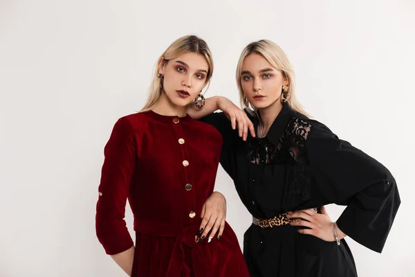 Moda Portret Młodych Atrakcyjne Blondynki Siostry Kobiety Czerwonym Czarnym Modne — Zdjęcie stockowe