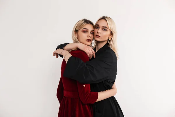 Studio Portret Młodych Atrakcyjne Blondynki Siostry Kobiety Stylowe Czerwono Czarne — Zdjęcie stockowe