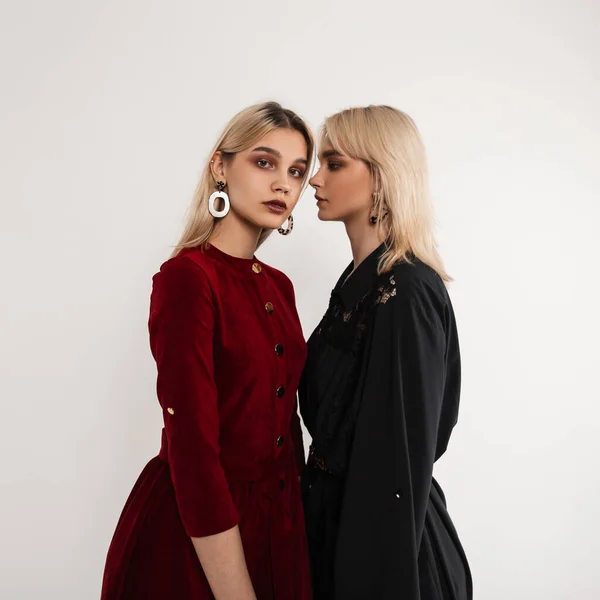 Deux Jeunes Jolies Femmes Blondes Vêtements Mode Tiennent Dans Studio — Photo