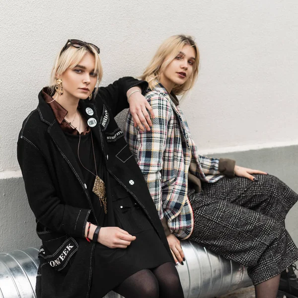 Två Attraktiva Unga Blonda Flickvänner Överdimensionerade Snygga Kläder Retrostil Sitta — Stockfoto