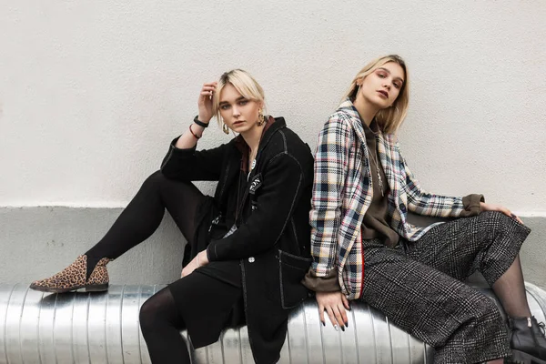 Två Vackra Unga Systrar Med Blont Hår Med Sexiga Läppar — Stockfoto