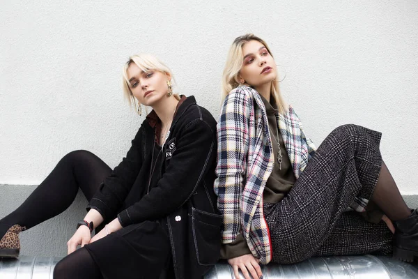 Två Snygga Unga Blonda Flickvänner Överdimensionerade Snygga Jackor Läder Fashionabla — Stockfoto