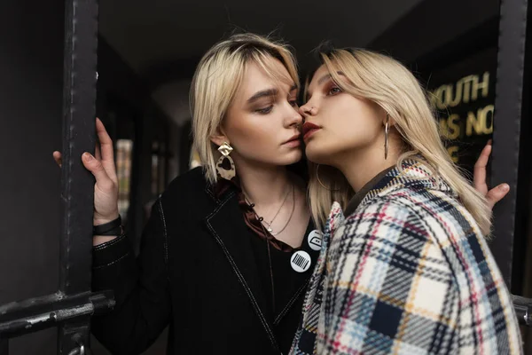 Young Beautiful Woman Trendy Black Blazer Kisses Girlfriend Fashionable Checkered — Stock Photo, Image