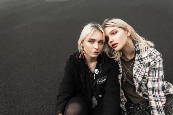 Deux Jolies Jeunes Filles Blondes Dans Des Vêtements Élégants Avec — Photo
