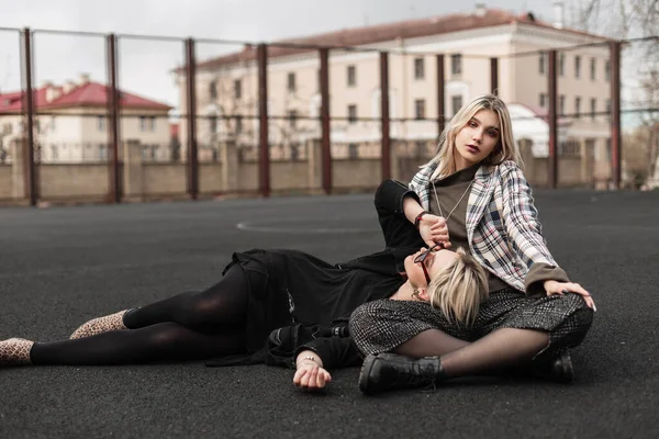 Sexy Modische Zwillingsschwestern Ruhen Sich Auf Dem Spielplatz Auf Der — Stockfoto