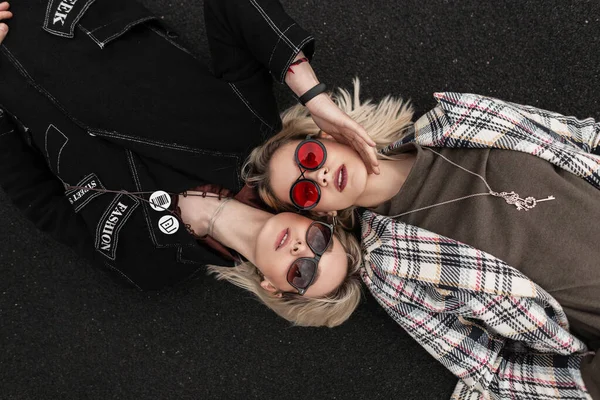 Jolies Lesbiennes Mignonnes Vêtements Décontractés Mode Dans Des Lunettes Élégantes — Photo