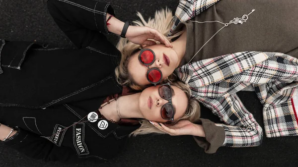 Nowoczesne Miejskie Stylowe Młode Siostry Modnych Okularach Młodzieżowych Modnych Ubraniach — Zdjęcie stockowe
