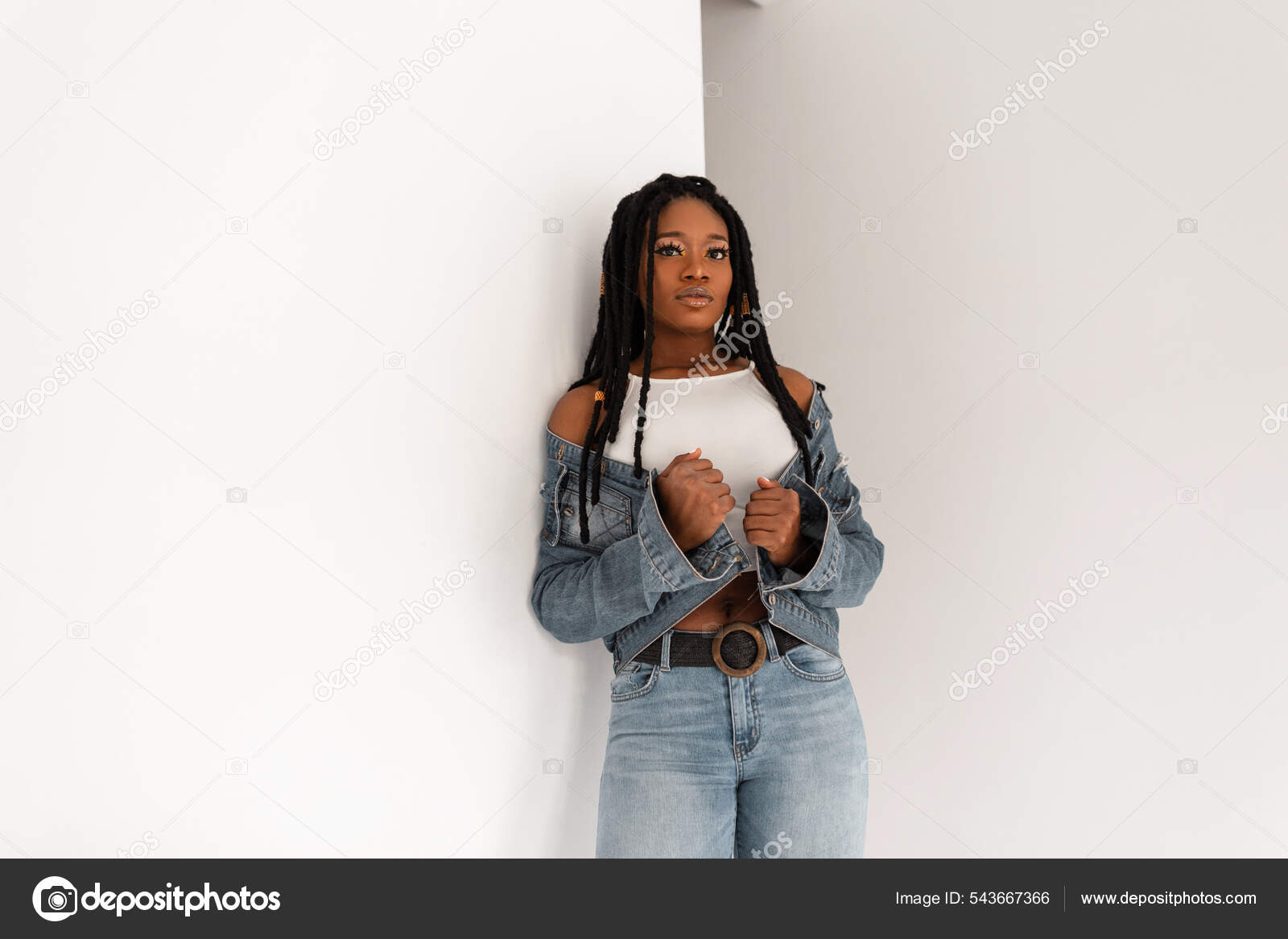 Linda Mulher Afro Americana Bonita Moderna Topo Moda Jeans Azuis