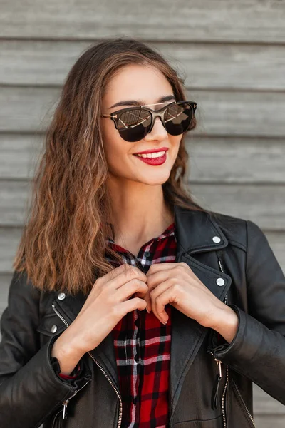 Atractiva Mujer Joven Bastante Elegante Con Lápiz Labial Rojo Sonrisa — Foto de Stock