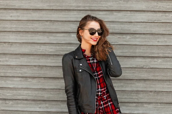 Moda Gençliği Içinde Güneş Gözlüklü Kırmızı Siyah Elbiseli Güzel Neşeli — Stok fotoğraf