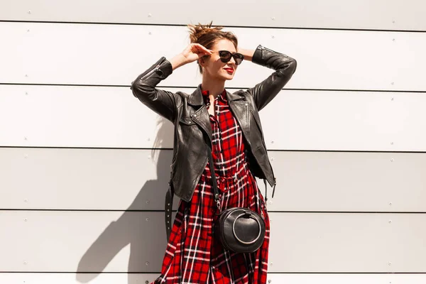 Mujer Joven Urbana Sonriente Ropa Juvenil Moda Con Bolso Negro — Foto de Stock