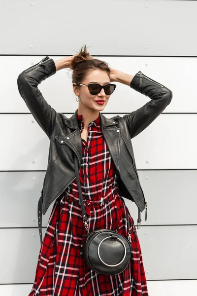 Joven Hipster Moda Con Los Labios Rojos Ropa Moda Negro — Foto de Stock