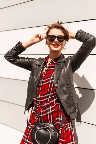 Schöne Stylische Frau Mit Trendiger Sonnenbrille Trendiger Kleidung Mit Lederjacke — Stockfoto