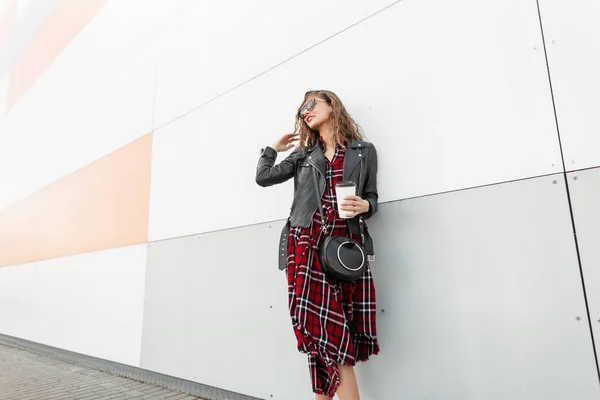 Modelo Mujer Cool Joven Moda Vestido Rojo Chaqueta Cuero Negro — Foto de Stock