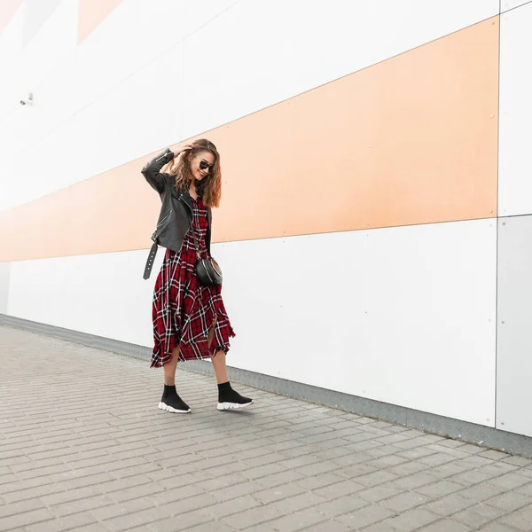 Mooie Modieuze Vrouw Rood Zwarte Jeugdkleding Uit Nieuwe Collectie Stijlvolle — Stockfoto