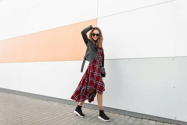 Süße Positive Junge Frau Mit Hübschem Lächeln Dunkler Sonnenbrille Modischer — Stockfoto