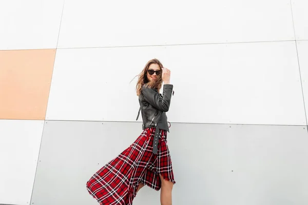 Menina Hipster Bonita Alegre Roupa Moda Com Uma Jaqueta Couro — Fotografia de Stock