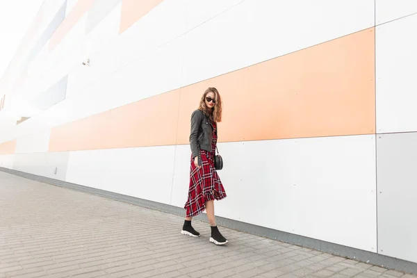 Urban Hipster Vrouw Mode Zonnebril Modieuze Casual Mooie Rood Zwarte — Stockfoto