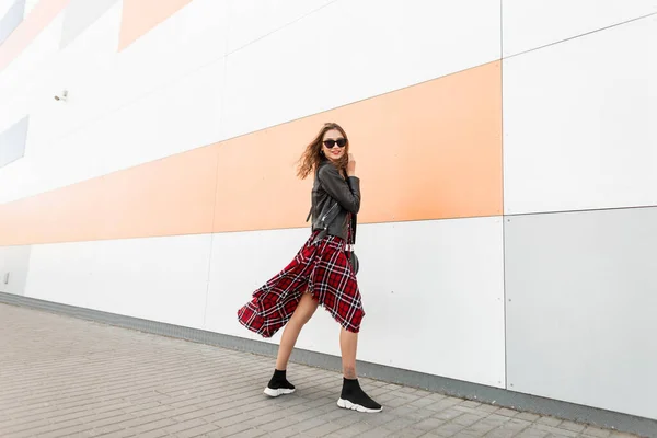 Belle Femme Positive Avec Doux Sourire Dans Les Lunettes Soleil — Photo