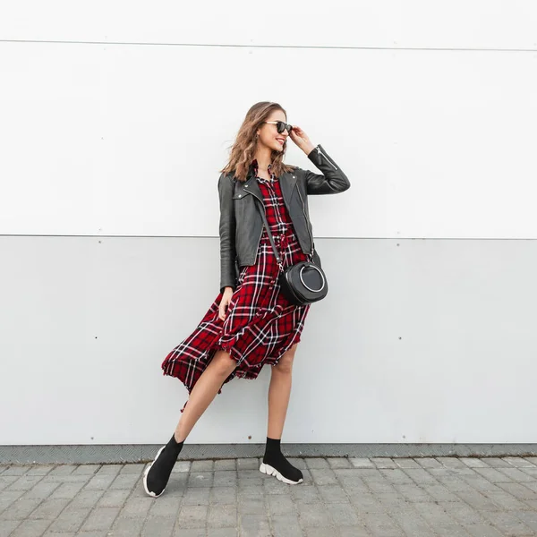 Joyful Hipster Vrouw Fashion Zonnebril Modieuze Casual Mooie Rood Zwarte — Stockfoto