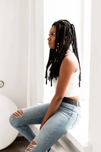 Moda Gençliği Kıyafetleriyle Şık Havalı Siyah Model Kadın Aydınlık Bir — Stok fotoğraf