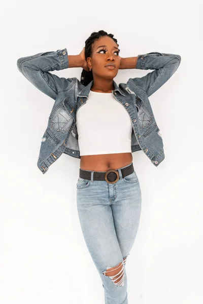 Schöne Afroschwarze Junge Frau Modischer Blauer Jeanskleidung Richtet Coole Moderne — Stockfoto