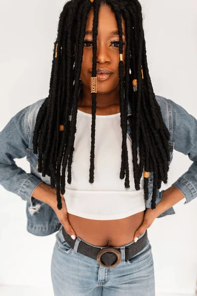 Havalı Genç Afro Amerikan Bir Kadın Şık Mavi Günlük Gençlik — Stok fotoğraf