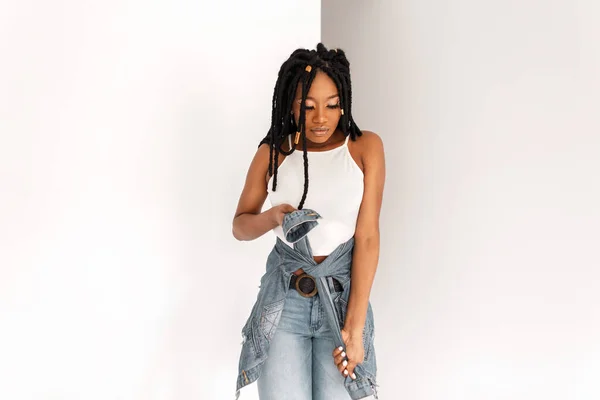 Modemodel Afro Frau Mit Coolen Dreadlocks Mit Weißem Top Stylischen — Stockfoto