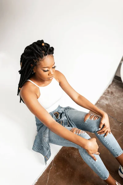 Trendy Afroamerikanische Frau Mit Dreadlocks Sommer Shirt Jeans Stilvolle Blaue — Stockfoto