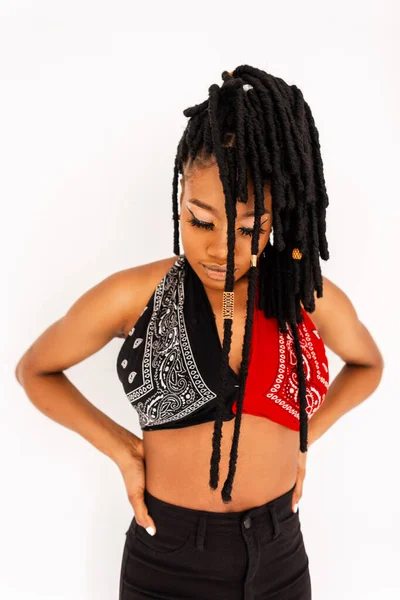 Модная Африканская Женщина Современной Прической Трикотажном Крутом Банданном Топе Стильных — стоковое фото