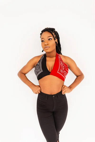 Modny Młody Afrykański Modelka Moda Kobieta Dredy Stylowej Młodzieży Czerwono — Zdjęcie stockowe