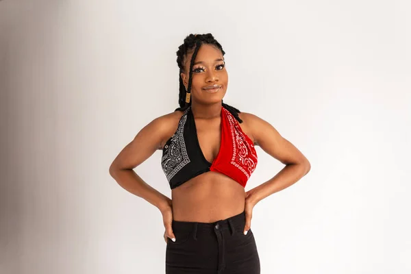 Die Hübsche Junge Afrikanische Modedesignerin Mit Dreadlocks Modischen Rot Schwarzen — Stockfoto