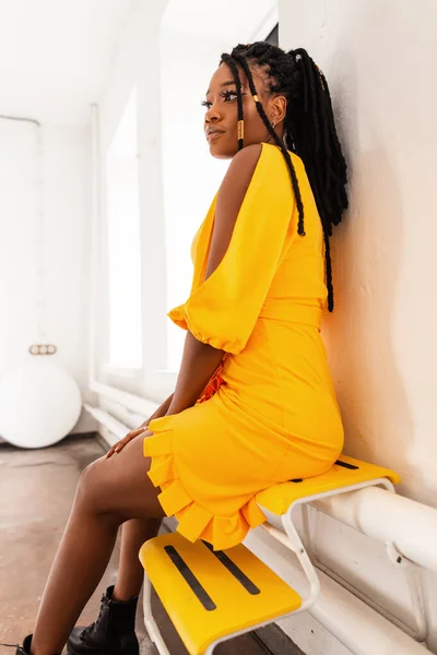 Moda Sarısı Elbiseli Siyah Deri Çizmeli Şık Saçlı Güzel Afro — Stok fotoğraf