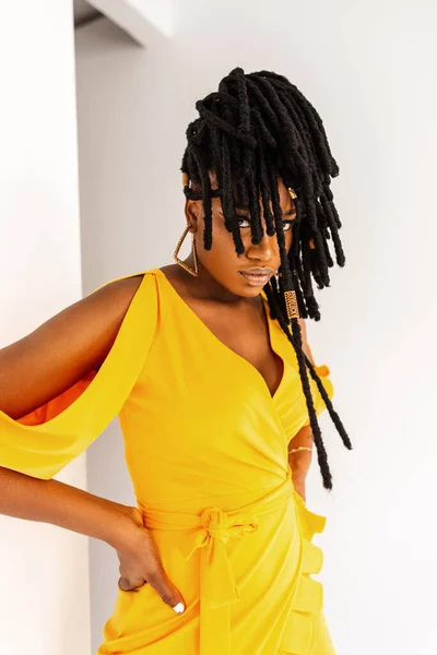 드레스를 머리를 아프리카 여인이 스튜디오 가까이에 매력적 여름에우아 의상을 스타일로 — 스톡 사진