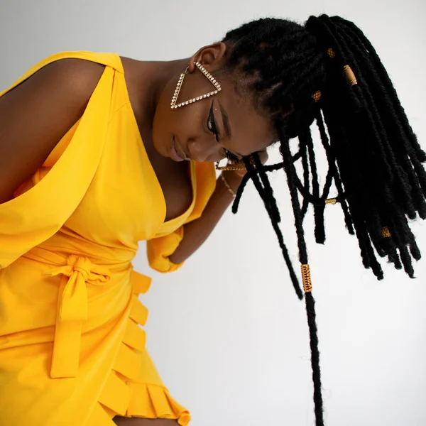 Stüdyoda Uzun Saçlı Parlak Sarı Şık Elbiseli Afrikalı Modaya Uygun — Stok fotoğraf
