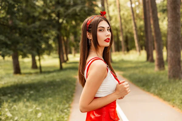Μοντέρνα Νεαρή Γυναίκα Στη Μόδα Κόκκινο Λευκό Καλοκαιρινό Φόρεμα Της — Φωτογραφία Αρχείου
