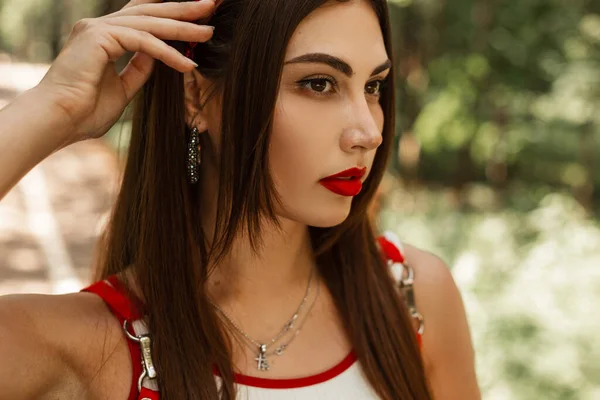 Приваблива Модель Жінки Червоною Помадою Сексуальними Губами Красивими Очима Модному — стокове фото