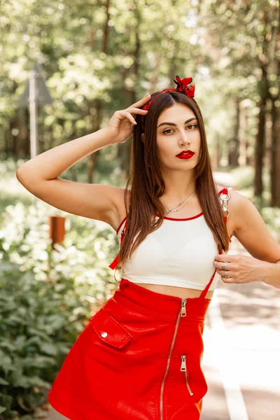 Sexy Attrayant Jeune Femme Avec Rouge Lèvres Bandana Vêtements Été — Photo