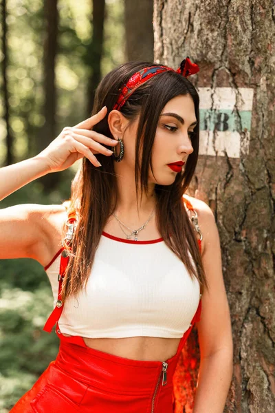 Hübsche Frau Mit Rotem Lippenstift Und Vintage Bandana Einem Top — Stockfoto