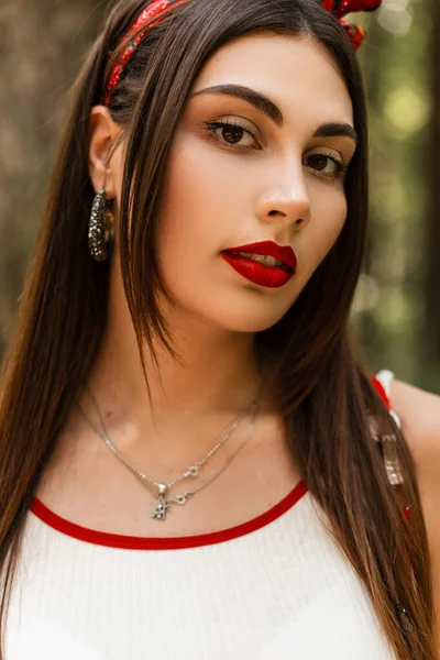 Güzel Kırmızı Dudaklı Güzel Bir Kadının Güzel Portresi Moda Bandanası — Stok fotoğraf