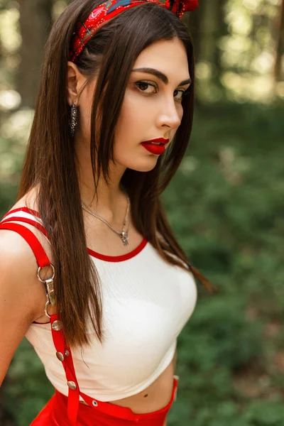 赤いセクシーなスカートを着た美しい若いグラマラスな女性と 晴れた夏の日に公園でバンダナウォークをする白いTシャツ 美人自然肖像画 — ストック写真