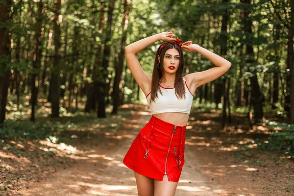 Atractiva Joven Con Bandana Elegante Top Blanco Vestido Rojo Moda —  Fotos de Stock