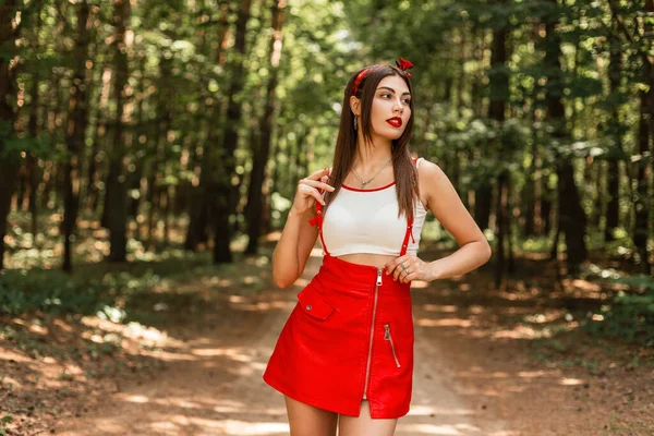 Moda Kırmızı Yazlık Elbisesi Güneşli Bir Günde Ormanda Bandana Pozu — Stok fotoğraf