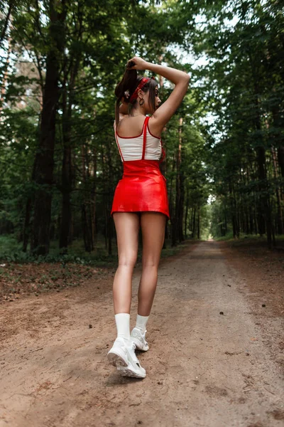 Widok Tyłu Modnej Dziewczyny Pięknymi Nogami Stylowej Czerwonej Spódnicy Białym — Zdjęcie stockowe