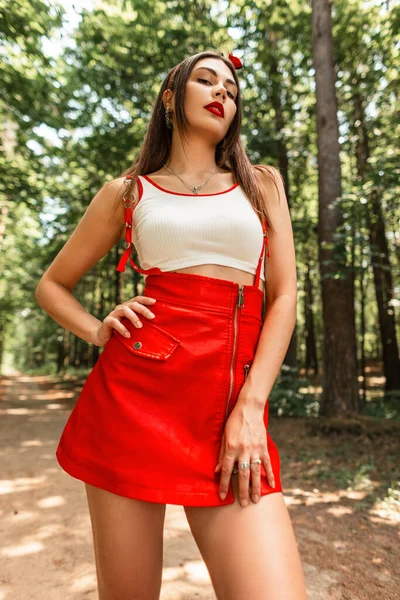 セクシーな魅力的な若いです女性ファッションモデルとともに赤い口紅でバンダナでファッショナブルな夏服屋外 — ストック写真