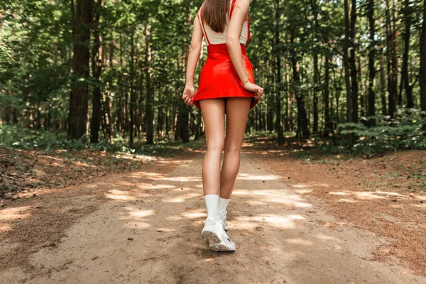 Gorąca Ładna Kobieta Seksownymi Nogami Modnych Trampkach Prostuje Czerwoną Krótką — Zdjęcie stockowe