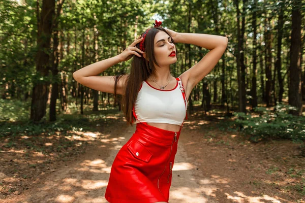 Mooie Jonge Vrouw Model Mode Rood Witte Zomerkleding Met Bandana — Stockfoto