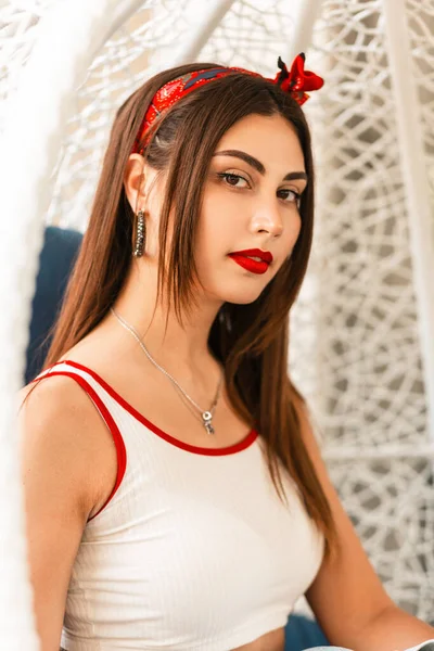 Leuke Modieuze Jonge Vrouw Model Met Rode Lippenstift Bandana Een — Stockfoto