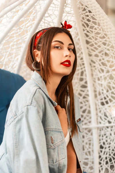 Mulher Bonita Com Lábios Vermelhos Moda Casaco Ganga Bandana Senta — Fotografia de Stock