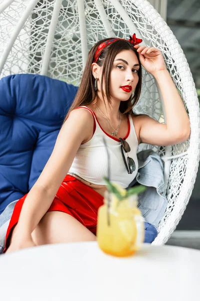 Sexig Vacker Ung Kvinna Fashionabla Kläder Med Apelsin Citron Lemonad — Stockfoto